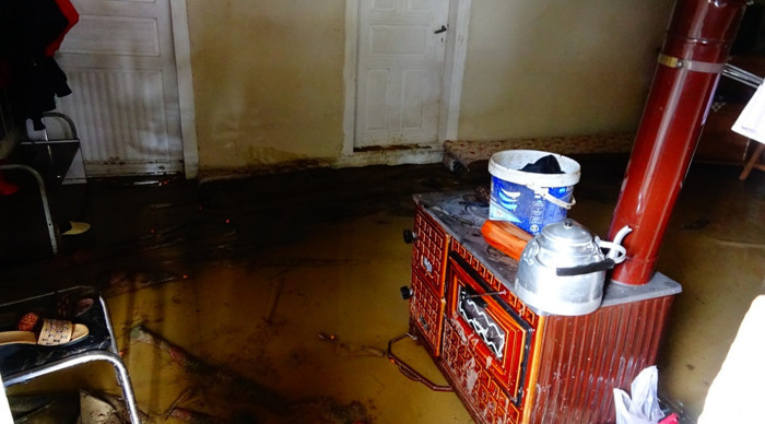 Kütahya’da yapay gölet taştı, 1 ev ve ahırı su bastı