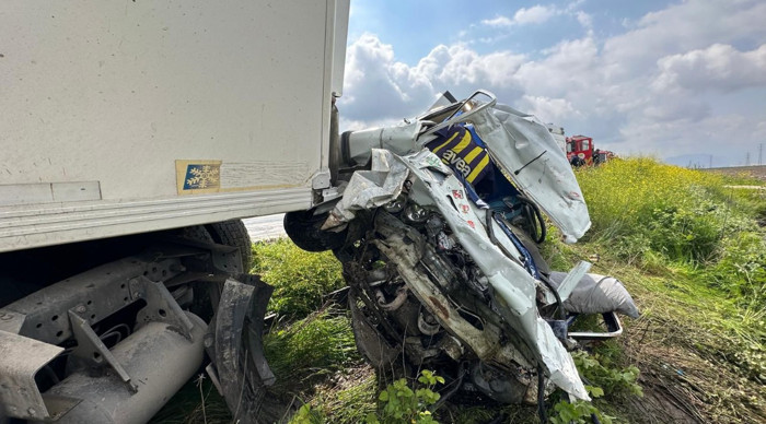 TIR ile kafa kafaya çarpışan otomobilin sürücüsü öldü