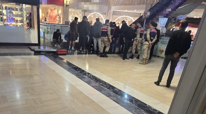 AVM'de yürüyen merdivene eli sıkışan çocuğun parmağı koptu