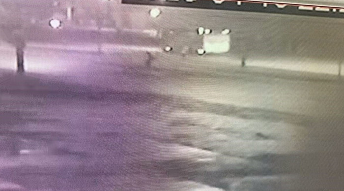 Yola düşen telefonunu almak isterken otomobil çarptı