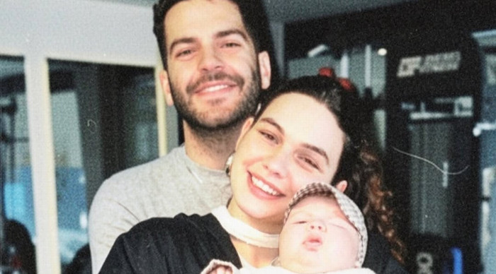 Beste Kökdemir ve Fazlı Erdinç Çatak'tan aile pozu