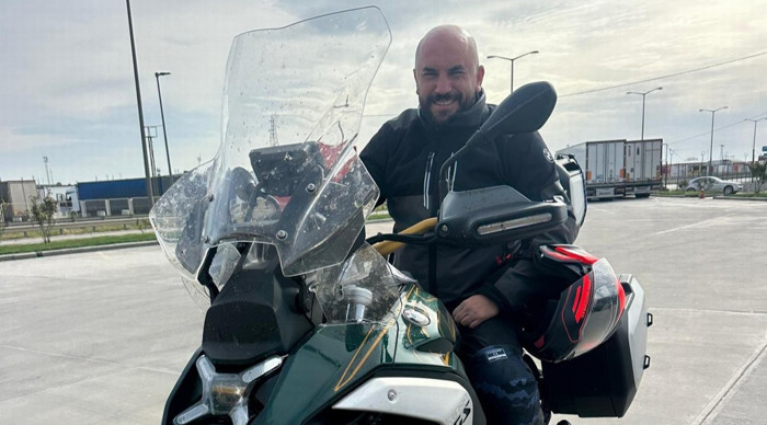 Giray Altınok, Gustav'ın Macaristan'daki çekimine motosikletle gitti