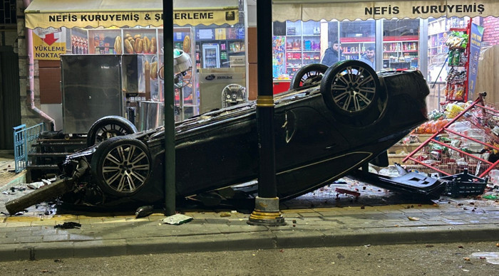 Otomobil iş yerlerine çarpıp, devrildi