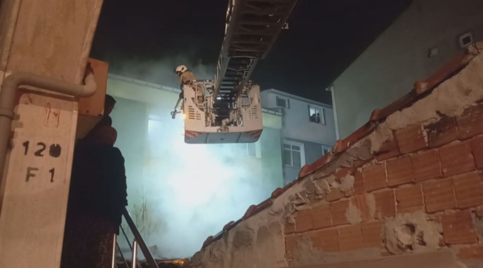 Gecekonduda çıkan yangın korkuttu