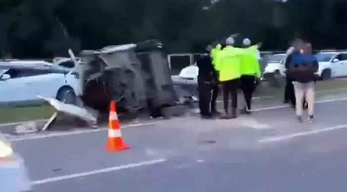 Mersin’de kazanın ardından aydınlatma direğine çarpan otomobil ikiye bölündü