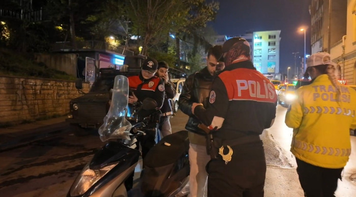 Kadıköy'de helikopter destekli 'Huzur İstanbul' denetimi