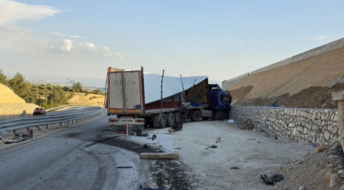 İstinat duvarına çarpan TIR'daki mermerler, otomobildekilerin üzerine düştü!