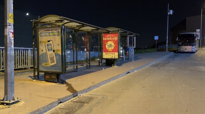 Şişhane’de otomobilin çarptığı motosiklet durağa daldı