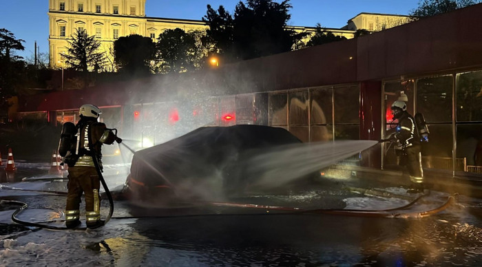 Şişli'de 34 katlı plazanın otoparkındaki elektrikli cip alev alev yandı