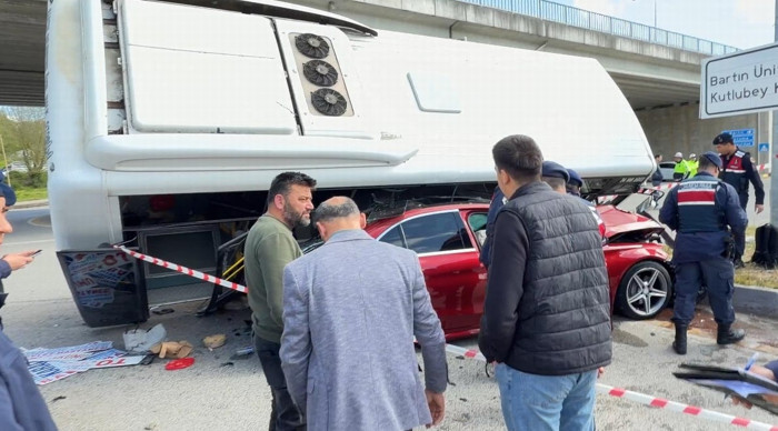 Bartın’da halk otobüsü otomobilin üzerine devrildi; yaralılar var