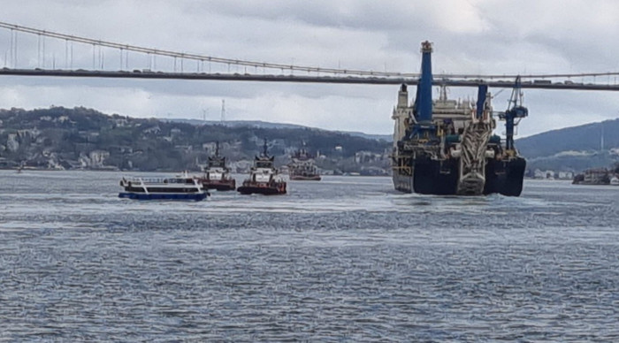 İstanbul Boğazı'nda trafik çift yönlü askıya alındı