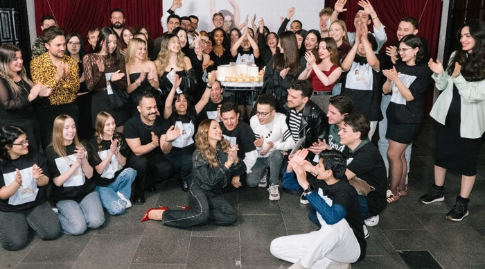 Hadise hayranlarıyla 'albüm dinleme seansı' yaptı