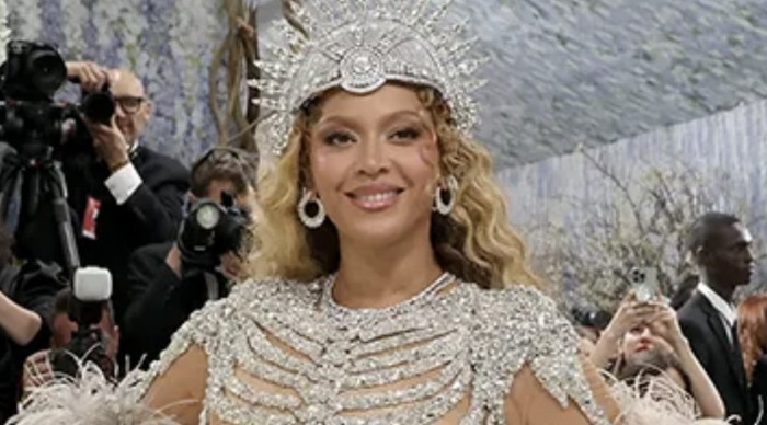 Beyonce'nin Met Gala kostümü hangi Türk ünlünün kıyafetine benzetildi?