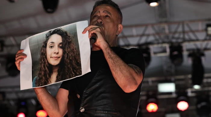 Haluk Levent, konserde Gülistan Doku’nun posterini açıp türkü seslendirdi