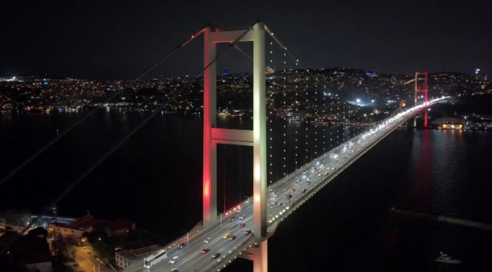 15 Temmuz Şehitler Köprüsü şampiyon Galatasaray’ın renkleriyle ışıklandırıldı