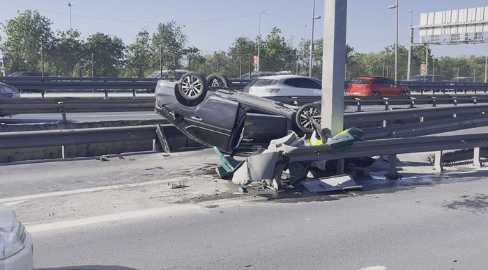 Küçükçekmece D100 Karayolunda takla atan otomobilde mahsur kalan kişi kurtarıldı