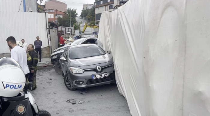 Başakşehir'de TIR iki aracın üzerine devrildi; otomobil sürücüsü yaralandı