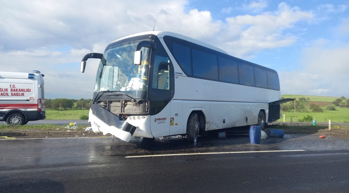Aksaray'da tur otobüsü kaza yaptı: 16 yaralı