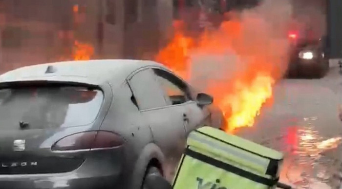 Beyoğlu’nda seyir halindeki otomobil alev alev yandı