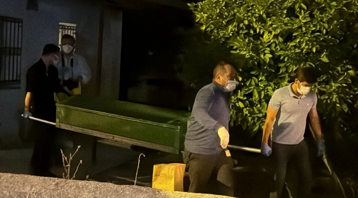 Babasının cenazesiyle 2 gün aynı evde yaşadı