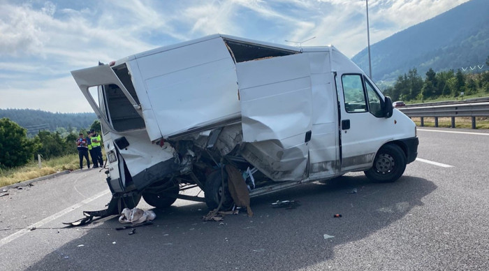 Minibüs ile hafif ticari araç çarpıştı: 5 yaralı