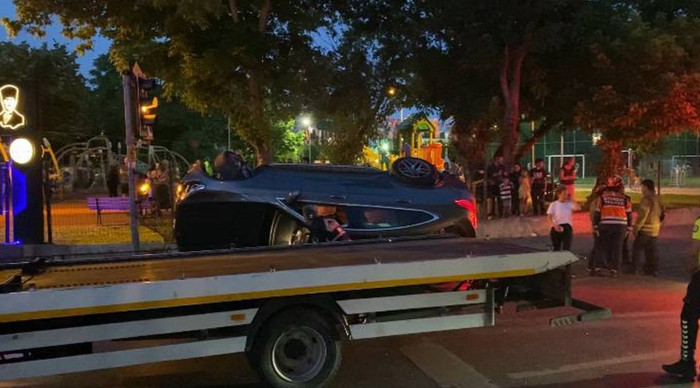 Bakırköy'de kırmızı ışıkta duran araca çarpan otomobil devrildi: 2 yaralı