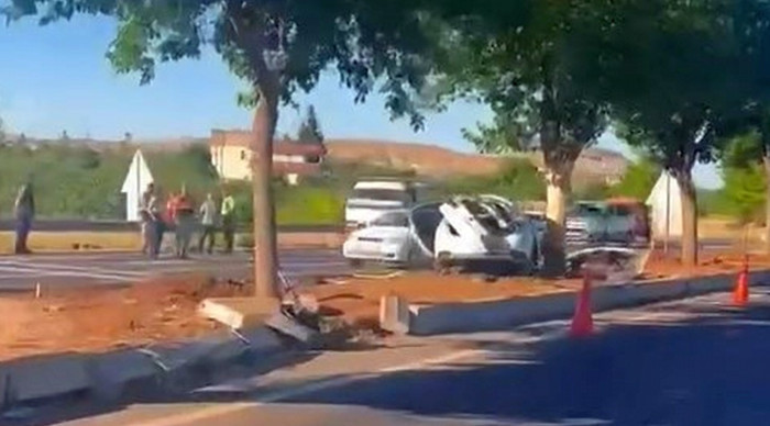 Otomobil refüje çarptı: 1 ölü, 1 yaralı
