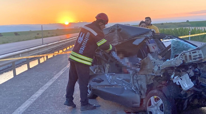 Otomobil, kiraz yüklü kamyonete çarptı: 3 ölü, 3 yaralı
