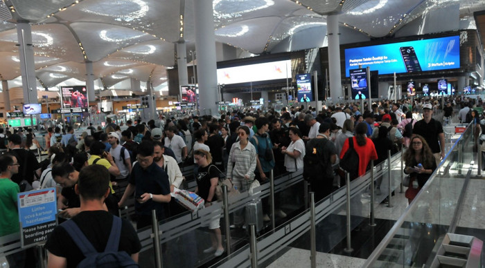 İstanbul Havalimanı’nda okulların kapanmasıyla tatil yoğunluğu başladı ​