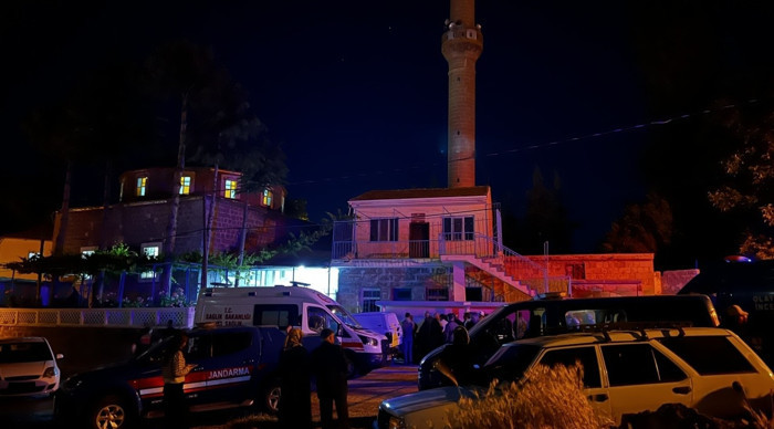 Camide tartıştığı 2 kişiyi bıçaklayarak öldürdü