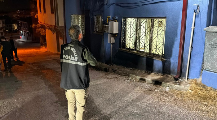 Kapüşonlu şüpheli evin önüne benzin döküp ateşe verdi