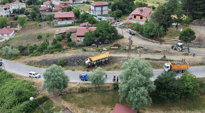 Freni boşalıp devrilen kamyonun şoförü öldü; yakınları feryat etti