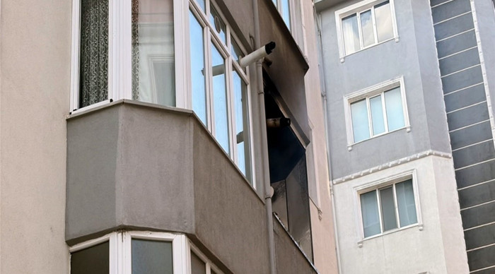 Apartmandaki yangında mahsur kalan yaşlı kadını, itfaiye kurtardı