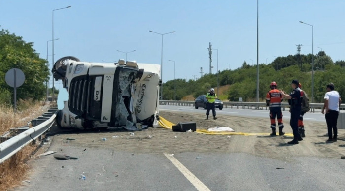 Arnavutköy'de servis minibüsüne çarpan hafriyat kamyonu devrildi