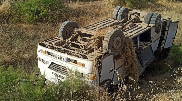 Tarım işçilerini taşıyan minibüs devrildi: 6’sı çocuk, 16 yaralı