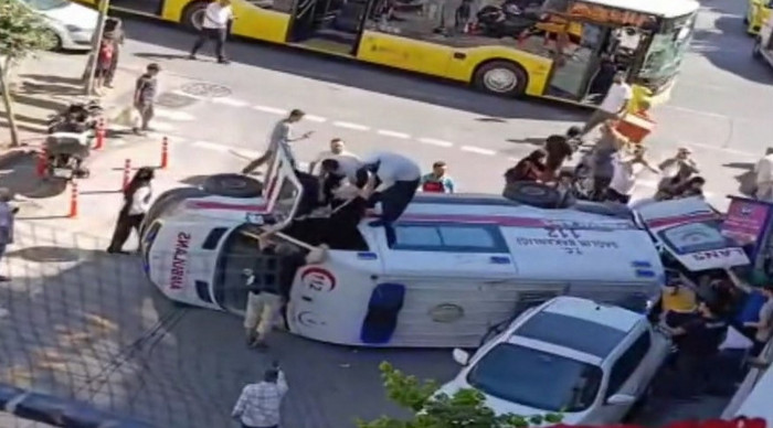 Fatih'te İETT otobüsü ile ambulans çarpıştı: 5 yaralı