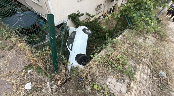 Otomobil apartmanın bahçesine uçtu; 1 yaralı