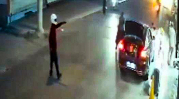 Adana’da kasklı şüpheliden iş yerine silahlı saldırı: 1 yaralı