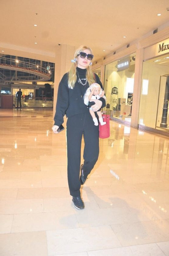 Aleyna Tilki oyuncak bebeğiyle poz verdi