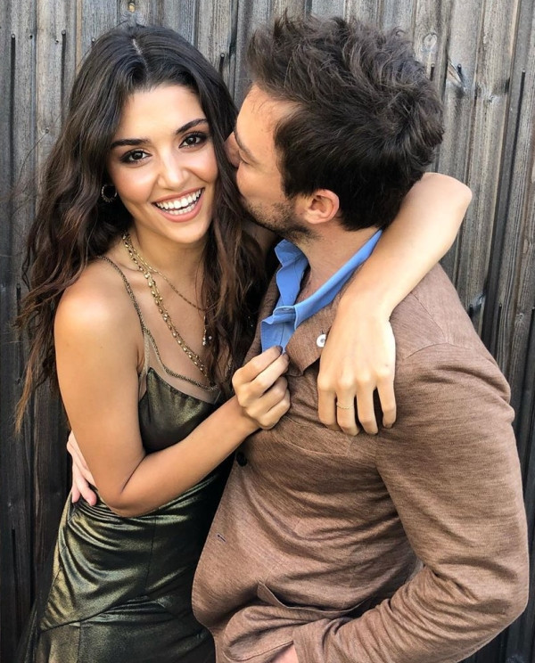 Hande Erçel ve Murat Dalkılıç'ın 14 Şubat kutlaması - Resim : 2