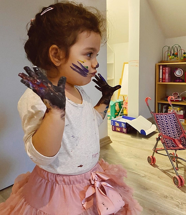 Özlem Ada Şahin ve kızından boyalı paylaşım