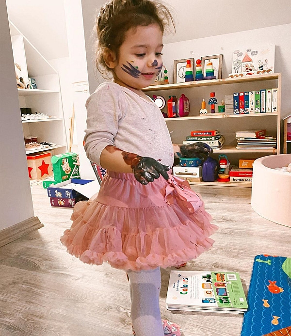 Özlem Ada Şahin ve kızından boyalı paylaşım - Resim : 2