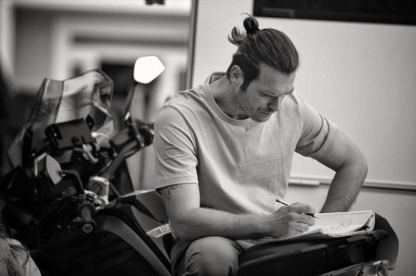 Kıvanç Tatlıtuğ'dan set paylaşımı