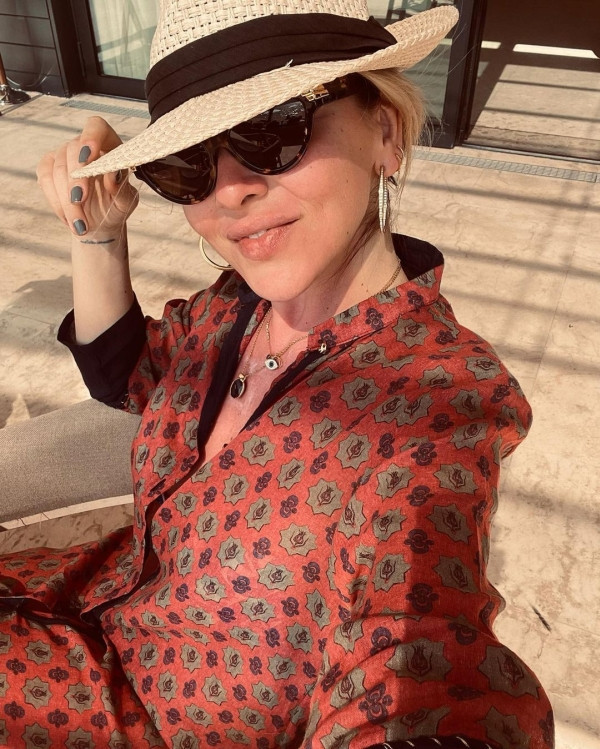 Hadise yeni aşkının şerefine içti! - Resim : 2