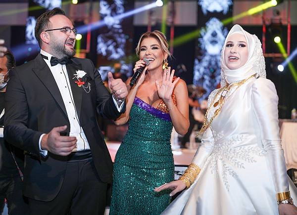 Gülben Ergen'e Bursa'da kadınlardan sevgi seli - Resim : 2