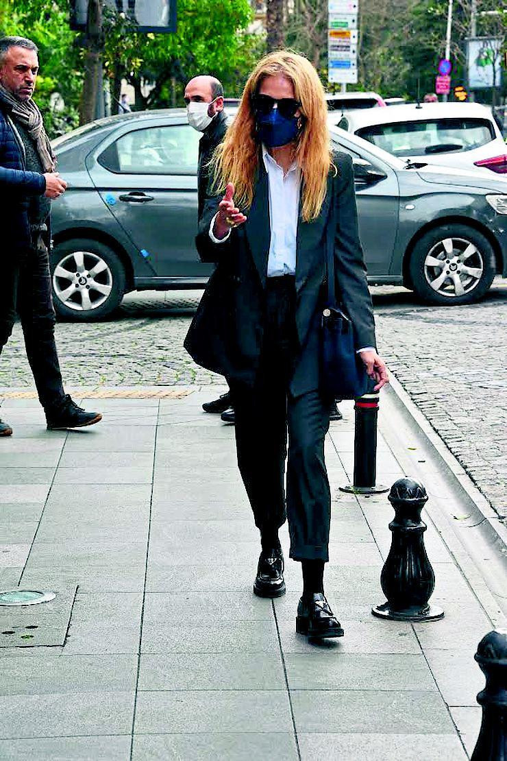 Burcu Esmersoy 14 bin liralık ayakkabısıyla dikkat çekti