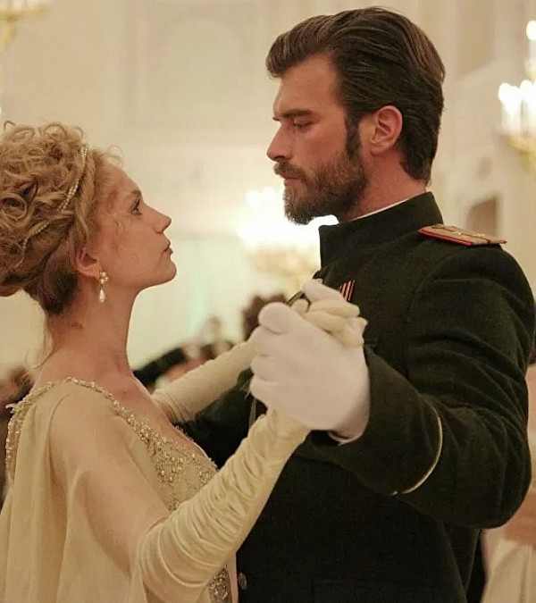 Kıvanç Tatlıtuğ ve Başak Dizer bebeklerinin ismine karar verdi