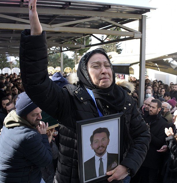 İstanbul'da toprağa verilen genç adamın annesinin feryadı yürek dağladı