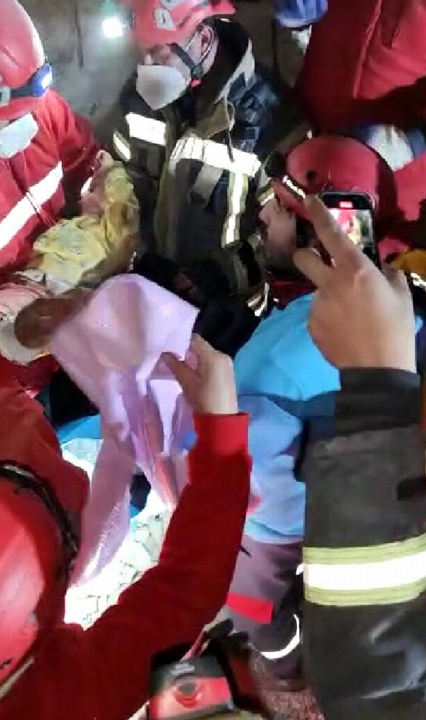 Mucizenin adı 7 aylık Hamza bebek oldu! 140 saat sonra kurtarıldı!