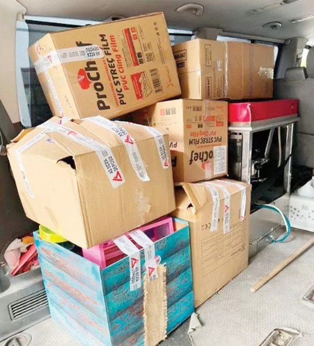 Demet Akalın'ın afetzedelere yardımları sürüyor